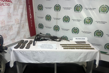 En el procedimiento incautaron un fusil Galil calibre 5.56, seis proveedores, 286 cartuchos calibre 5.56, 40 cartuchos calibre 7.62 y el vehículo en el que se desplazaba.