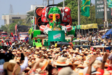 Barranquilla inició este sábado su Carnaval con la Batalla de Flores, un multitudinario desfile a orillas del río Magdalena en el que participan más de 14 mil danzantes de 73 grupos folclóricos.