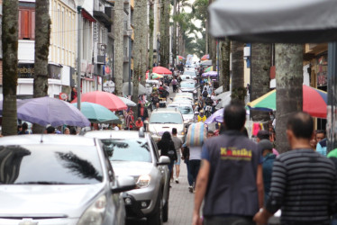 Fueron en total 12 víctimas acreditadas, entre las que figuran Supermerados Ara, Almacenes Surtitodo, Supermoda, La Pipa, Mundo Loco, La Moneda, entre otros negocios, incluso puestos informales. La requería un juzgado de ejecución de penas de esta capital y la vieron en Samaria.
