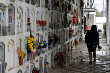 Una persona camina en el Cementerio del Sur de Bogotá.