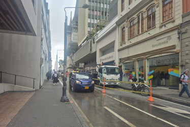 Hay paso a un carril por una calle del Centro de Manizales en la que hubo filtración de agua. Aguas de Manizales trabaja en los arreglos. Tome vías alternas.