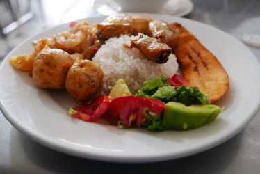 El corrientazo se transforma en el Eje Cafetero: menos carne y más papa por el alza de precios