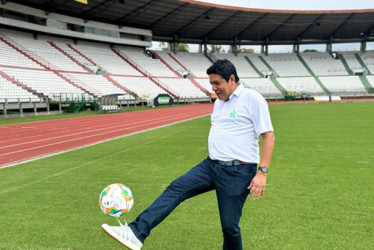 En la firma del convenio entre el Sena y el Once Caldas, Óscar Andrés Maldonado Mora, director de la entidad, se animó a darle a la 21 en el estadio Palogrande. 