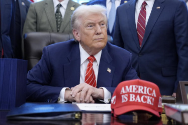 El presidente de Estados Unidos, Donald Trump, observa mientras participa en una ceremonia de firma de un proyecto de ley en la Oficina Oval de la Casa Blanca en Washington, DC, EE.UU., este 3 de febrero del 2026, después de la reunión con Gustavo Petro, mandatario de Colombia.