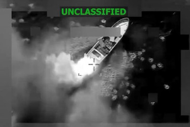 Imagen difundida en la cuenta en X @Southcom del Comando Sur de las fuerzas armadas estadounidenses de un supuesto bote del narcotráfico atacado por la Fuerza de Tarea Conjunta del Comando Sur este lunes, en el Pacífico.