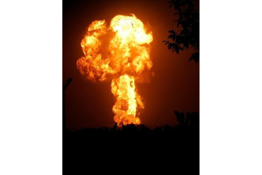 La erupción de un volcán de lodo en Antioquia obligó a evacuar viviendas y dejó un incendio vegetal y afectación vial en San Juan de Urabá.