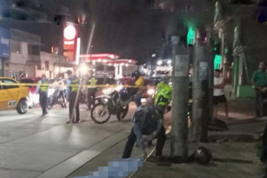 La víctima viajaba en moto y le dispararon en la calle. Primero se creyó que era accidente de tránsito.