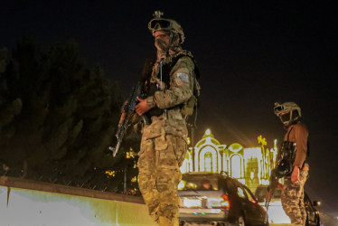 Los talibanes realizan un control de seguridad en un vehículo en un puesto de control en Kabul tras los enfrentamientos que estallaron en la frontera entre Pakistán y Afganistán. Fotografía: Samiullah Popal/EPA