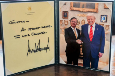 Fotografía publicada en la red social X en la cuenta @petrogustavo del presidente de Colombia, Gustavo Petro, posando en una imagen junto a su homólogo de Estados Unidos, Donald Trump, tras una reunión este martes, en la Casa Blanca, en Washington (Estados Unidos).