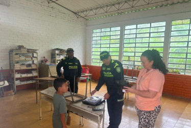 La entrega del uniforme ocurrió en la vereda La Quinta.
