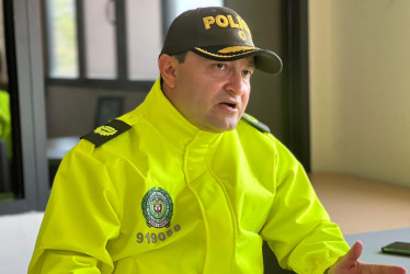 "Combatir la corrupción es asumir riesgos que no siempre son visibles en los informes oficiales", teniente coronel caldense Jorge Mora Cortés   El teniente coronel Jorge Alexánder Mora Cortés, natural de Neira (Caldas), exjefe anticorrupción de la Dijín de la Policía, anunció que sale de la institución tras 26 años en ella. El caldense explicó que lo retiraron de su cargo y en una carta deja un fuerte mensaje sobre la situación ética y de seguridad dentro de la institución. 