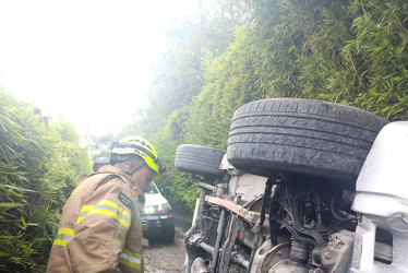 El carro se volcó lateralmente. Sin heridos. Atendió Bomberos de Villamaría.
