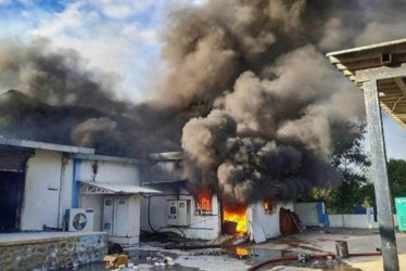 En una fábrica ilegal de petardos con 20 personas en su interior, un incendio causó una emergencia que dejó al menos siete muertos. Buscan a dos trabajadores atrapados. Fotografía utilizada como ilustración.