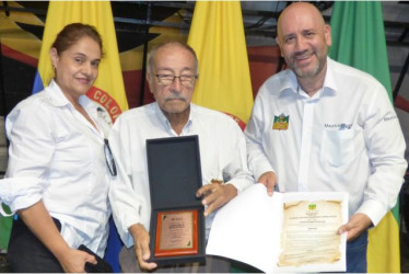 Jorge Eliécer Zapata Bonilla sosteniendo los reconocimientos que le entregó la Alcaldía, de manos del mandatario Héctor Mauricio Torres.