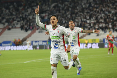 Jefry Zapata celebra con Dayro Moreno su gol ante Junior. Once Caldas ganó jugando bien y volvió al grupo de los ocho clasificados.
