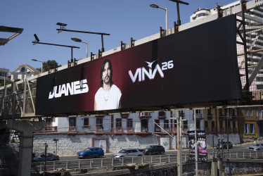Fotografía que muestra valla publicitaria anunciando la participación del cantante colombiano Juanes en el Festival Internacional de la Canción de Viña del Mar 2026 este sábado, en Viña del Mar (Chile).