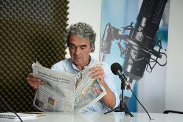 Sergio Fajardo, precandidato presidencial, pasó por los micrófonos de LA PATRIA Radio y vio el periódico, centrándose en la sección Educación del 4 de febrero.