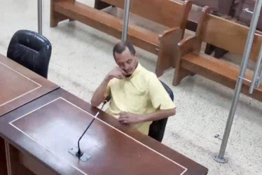 El fiscal recordó que el señor ha pasado varias veces por las salas de audiencias. Primero, por intentar entrar droga a una sala de retenidos. Se legalizó su aprehensión y quedó libre.