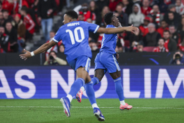 Vinicius Junior (d) del Real Madrid celebra un gol contra el Benfica durante el partido de ida del play-off de la Liga de Campeones entre el Benfica y el Real Madrid en Lisboa, Portugal, este 17 de febrero del 2026.