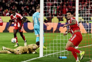 Luis Díaz anotó tres goles ante el Hoffenheim para darle la victoria al Bayern Múnich, que sigue como líder de la Bundesliga.