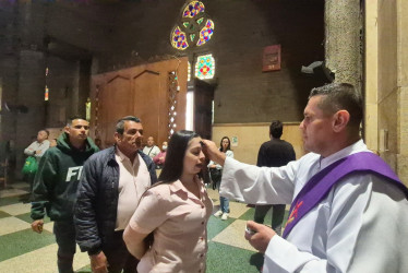 Una visitante de otro departamento dijo que le conmueve el fervor con el que se vive el Miércoles de Ceniza en Manizales. Así lo sienten desde la Catedral.