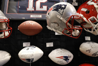 Productos de los New England Patriots se exhiben en la tienda oficial del Super Bowl de la NFL en el Centro de Convenciones Moscone en San Francisco, California, EE. UU.