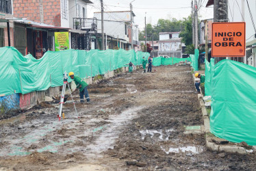 La Alcaldía invierte $538 millones en pavimentar la vía entre las manzanas 8 y 9 del barrio La Fachada, incluida su rotonda.