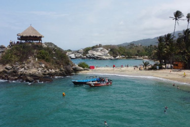 El Parque Tayrona es considerado uno de los principales patrimonios naturales de Colombia por su riqueza ambiental, cultural y espiritual. Recibe diariamente a unos 6 mil visitantes.