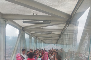 Cerca de 50 estudiantes extranjeros de universidades de Manizales participaron en un evento de bienvenida que ocurrió bajo la lluvia, en el Parque de la Mujer.