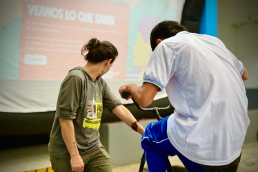 La gira En Serio en Caldas usa cine a pedal y teatro para prevenir consumo de alcohol en menores y llega a 900 estudiantes de nueve municipios.