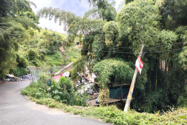 Poste inclinado en el sector del Descahe de Villamaría