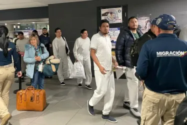 Los retornados llegaron a Colombia vestidos de sudadera gris, uniforme de los centros de detención en los que estaban recluidos en Estados Unidos.