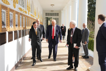 La Presidencia de Colombia publicó esta fotografía en la que mostró al presidente, Gustavo Petro (i), junto a su homologo de Estados Unidos, Donald Trump, previo a una reunión en la Casa Blanca, en Washington (Estados Unidos).