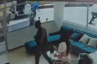 Los sujetos salieron corriendo del edificio al verse sorprendidos. Uno se ganó un palazo