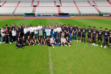 Directivas del Sena Caldas con aprendices y directivas del Once Caldas con jugadores de las inferiores.