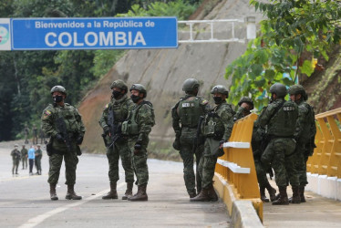 Las Fuerzas Armadas ecuatorianas informaron este viernes de la captura de cinco presuntos integrantes del Frente Oliver Sinisterra, grupo disidente de las Farc.