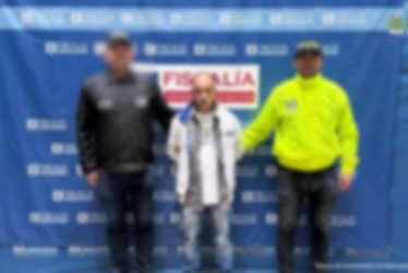 La captura se produjo durante un operativo de registro y allanamiento en una vivienda del sector San José de la Cima, en el barrio Manrique. Allí las autoridades incautaron una tarjeta SIM, tres cuerdas de amarre, ropa interior femenina y varias camándulas.