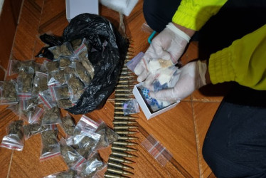 Durante los procedimientos, las autoridades lograron la incautación de 8 kilogramos de marihuana, 800 gramos de clorhidrato de cocaína, 40 pastillas de éxtasis, 68 cartuchos calibre 7.62 eslabonados.