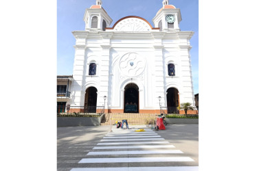 Frente al Templo de la Inmaculada Concepción en Aguadas (Caldas) pintaron cebras.