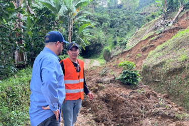 Maquinaria amarilla trabaja en la remoción de material para recuperar el paso en vías afectadas por las lluvias.
