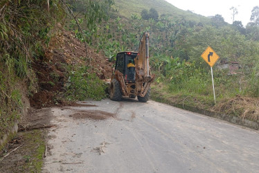 Se habilitó el paso a un carril en una vía que conecta a dos municipios del Oriente de Caldas, donde este miércoles hubo un derrumbe de gran magnitud.