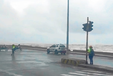 Reproducción | LA PATRIA  Frente frío y mar de leva generan fuertes vientos, lluvias y alto oleaje en Cartagena: está prohibido el ingreso al mar.