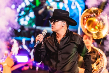 El cantante caldense Yeison Jiménez grabó 'Dime que sí'. Fue su última canción antes de morir y está centrada en el deseo y la complicidad amorosa.