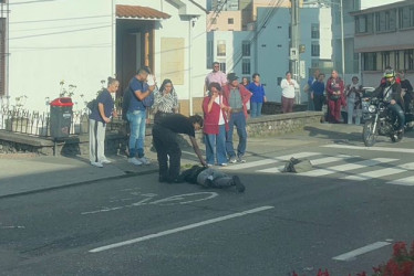 La persona accidentada fue auxiliada rápidamente por ciudadanos que pasaban por el lugar.