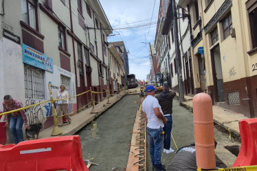 Los vecinos agradecen el incidente con el vehículo de carga, no solo por exponer una cárcava que se desconocía y preocupa, si no que creó las condiciones para “estrenar calle”.