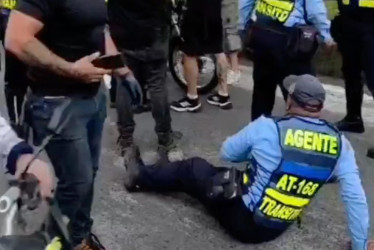 El sábado 21 de febrero, ciudadanos agredieron a 4 agentes de tránsito en Dosquebradas (Risaralda). La policía intervino y capturó a un motociclista 