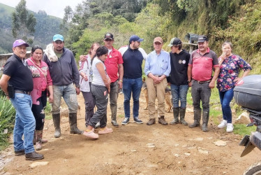 El alcalde de Neira, Jhon Jairo Castaño Flórez, visitó las veredas de la parte alta del municipio en las que se hizo mantenimiento rutinario de las vías.