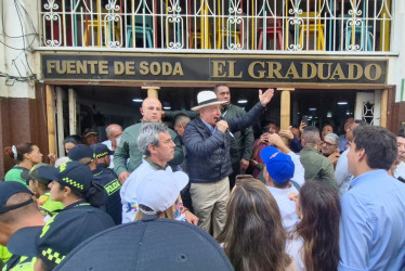 El expresidente Álvaro Uribe recorrió la Galería y el Centro de Manizales, donde correspondió al cariño de sus seguidores y contestó a críticas de contradictores. "Quiero ir al Senado de Colombia, no es fácil", dijo sobre su campaña.