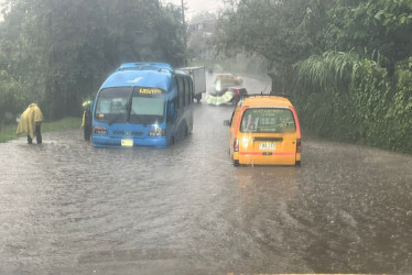 Entre Fátima y Palermo hubo una inundación que alcanzó las llantas de una buseta de Socobuses. Ocurrió detrás del ICA y el automotor quedó atrapado con pasajeros.
