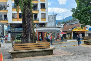 La zona del parque principal de Calarcá permanece acordonada tras la caída de un árbol durante el vendaval.